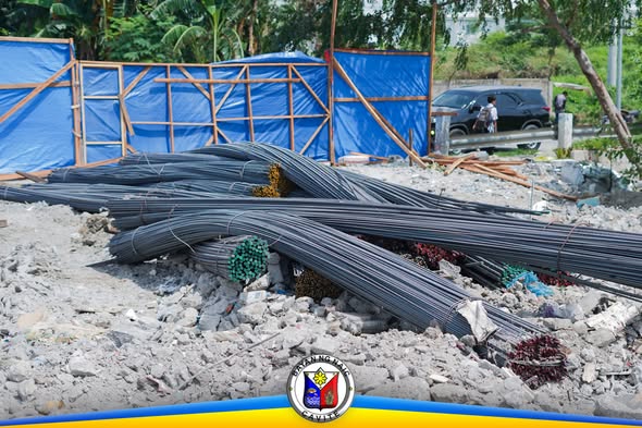 Mga bakal na rebar sa lugar ng konstruksyon ng Ospital ng Naic sa Timalan Balsahan