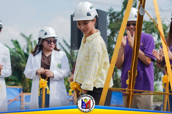 Groundbreaking ng Ospital ng Naic, may mga dumalo na nakasuot ng hard hat habang hawak ang yellow ribbon sa seremonya