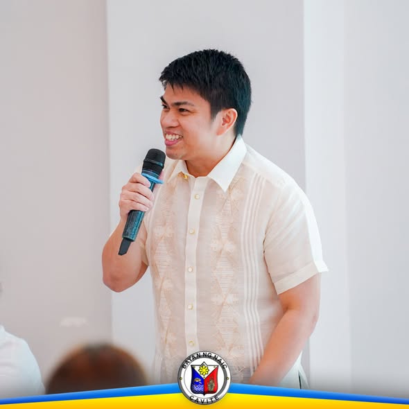 Lalaki na naka-barong na nagsasalita sa mikropono sa loob ng gusali, sa graduation ceremony ng TESDA sa Sabang
