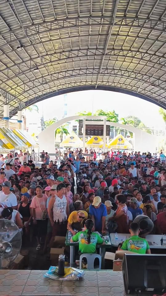 Malaking pagtitipon ng mga mangingisda sa covered court ng Naic Town Plaza para sa OVP relief operations