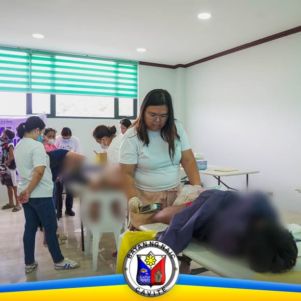 Mga kawani ng medical mission habang inaasikaso ang pasyente sa loob ng Triple 8 Building, Brgy. Sabang