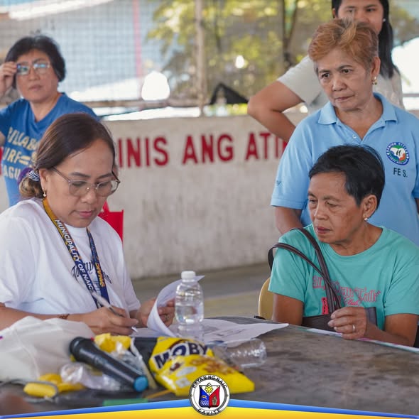 Mga kawani ng Naic habang inaasikaso ang mga senior citizen sa Localized Social Pension sa Labac