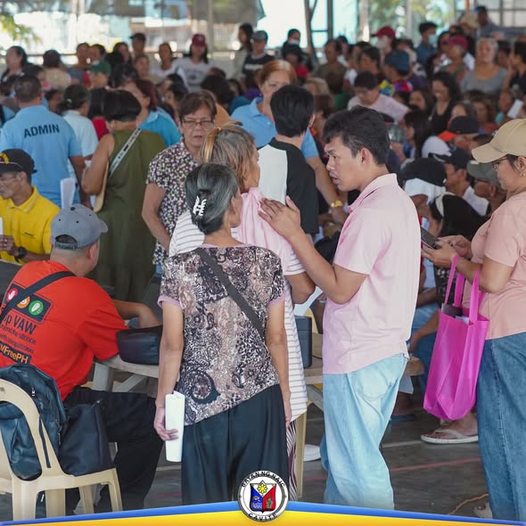 Mga senior citizen na nakapila at nag-aantay sa Localized Social Pension sa Barangay Labac
