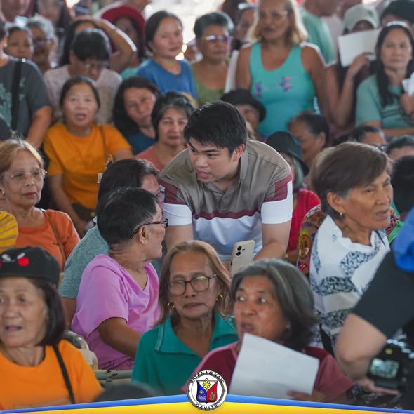 Mga senior citizen na nakapila at nakikinig sa Localized Social Pension sa Barangay Labac, Naic