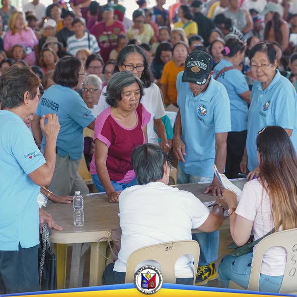 Mga senior citizen at kawani na nag-aasikaso sa Localized Social Pension sa Barangay Labac