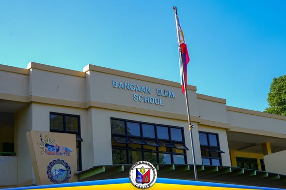 Harapan ng Bancaan Elementary School na may watawat sa poste, Naic, Cavite