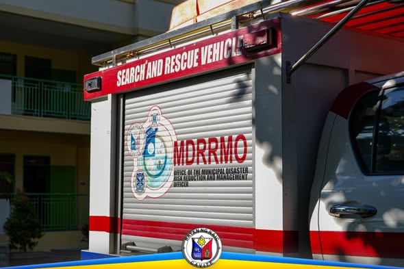 Sasakyan ng MDRRMO para sa search and rescue na nakaparada sa tabi ng paaralan sa Naic