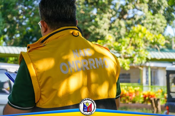 Tauhan ng MDRRMO Naic na naka-yellow vest habang nagbabantay sa earthquake drill sa Bancaan Elementary School