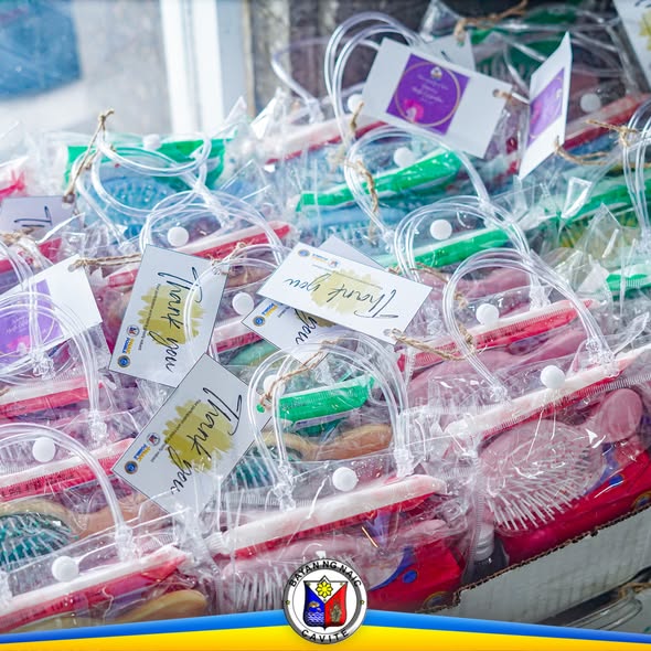 Mga supot ng Women's Kit na may suklay at gamit, may tag na 'Thank you', para sa mga kababaihan ng Naic