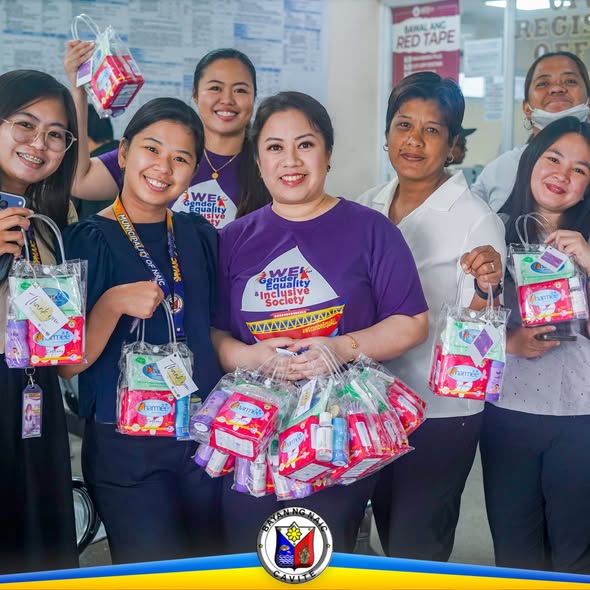 Mga kababaihan na may hawak na Women's Kit sa Naic Municipal Hall noong Marso 9, 2026