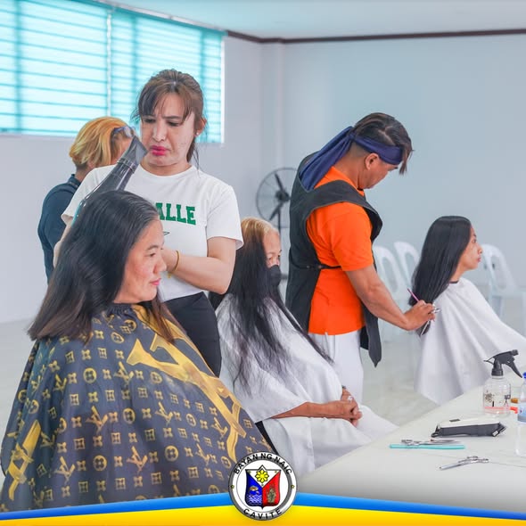 Mga stylist na nagbibigay ng libreng gupit sa mga kababaihan sa loob ng hall, bahagi ng Women's Month