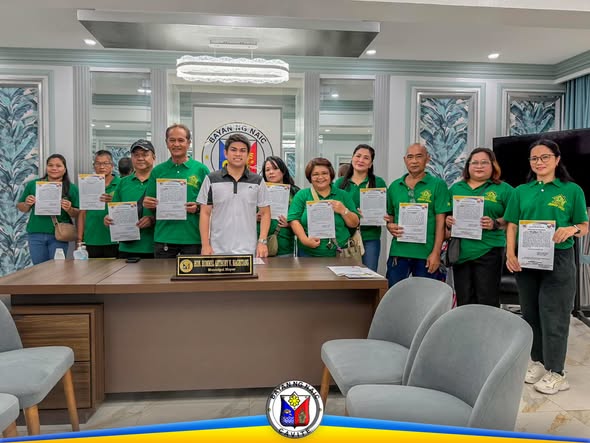Mga bagong opisyal ng Junto del Mar Village na hawak ang kanilang sertipiko sa opisina ng Naic
