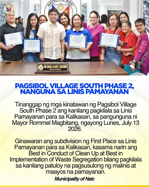 Mga kinatawan ng Pagsibol Village South Phase 2 na may hawak na sertipiko sa Linis Pamayanan para sa Kalikasan