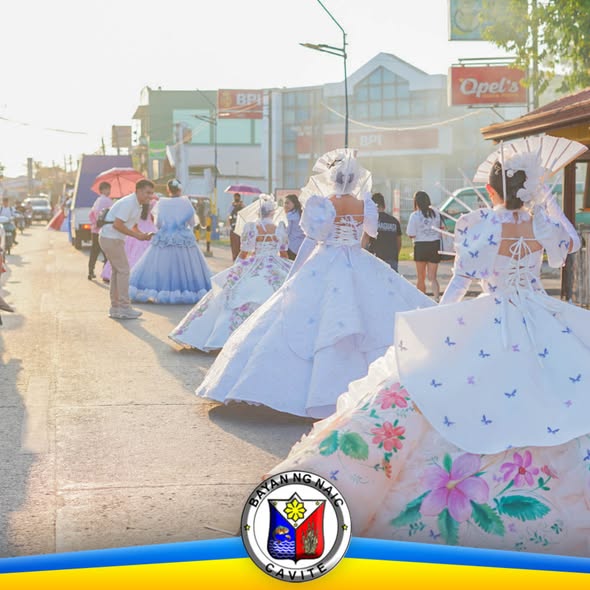 Mga dalagang naka-puting gown at bulaklakin habang naglalakad sa kalsada sa Sunduan Festival 2026, Naic