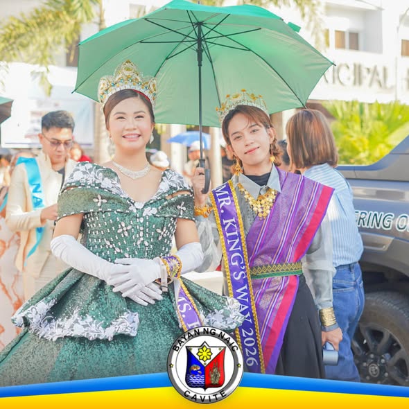 Dalawang kalahok ng Sunduan Festival 2026 sa Naic na nakasuot ng korona at sash habang may hawak na payong