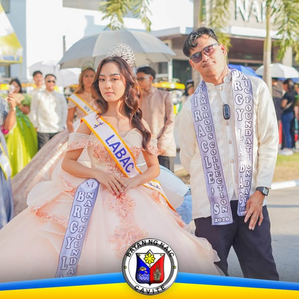 Dalawang kalahok sa Sunduan Festival 2026 sa Naic Town Plaza, may suot na sash at korona