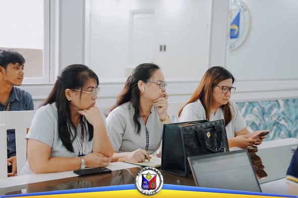 Mga miyembro ng Local School Board habang nakikinig sa pulong sa Naic Municipal Hall