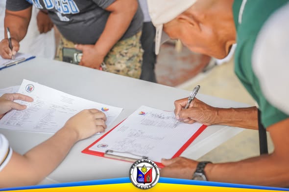 Mga kalahok na pumipirma sa dokumento habang nagpapatala sa Info-Caravan sa Naic Covered Court