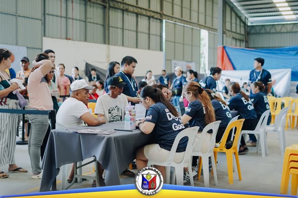 Mga boluntaryo na nagrerehistro ng pasyente sa medical mission sa Triple 8, Sabang, Naic