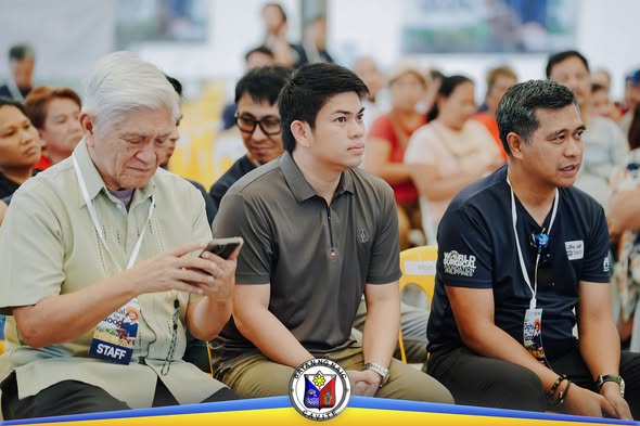 Mga dumalo sa Medical Mission sa Sabang, nakaupo at nakikinig sa programa sa loob ng venue