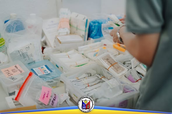 Mga gamot at supplies na inaayos sa mga lalagyan habang nagaganap ang medical mission sa Sabang