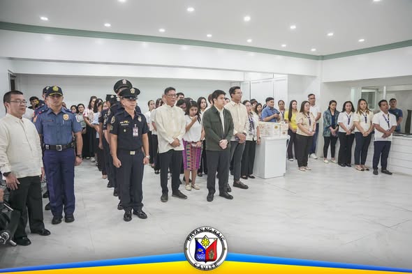 Mga opisyal at kawani ng bayan na nakatayo sa seremonya ng Flag Raising sa Mayor's Office, Naic