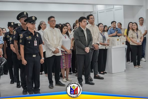 Mga opisyal at kawani habang nakatayo sa Flag Raising Ceremony sa Mayor's Office, Naic, Agosto 3, 2026