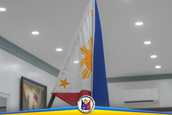 Watawat ng Pilipinas sa loob ng opisina ng Mayor's Office, Naic, Cavite habang may flag raising ceremony.