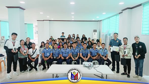 Mga kalahok ng Youth Forum sa Triple 8, Brgy. Sabang, nakapila para sa larawan kasama ang ilang opisyal
