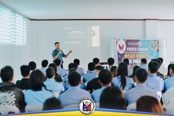 Youth Forum sa Triple 8, Sabang: tagapagsalita sa harap habang nagtatalakay sa mga kabataan tungkol sa road safety