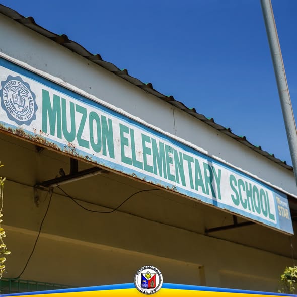 Harapan ng Muzon Elementary School sa Naic, may malaking pangalan ng paaralan sa itaas ng gusali