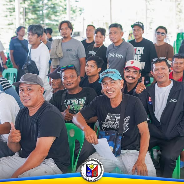 Mga benepisyaryong TODA na nakaupo at nakangiti habang nasa pamamahagi ng fuel subsidy sa Tagaytay City