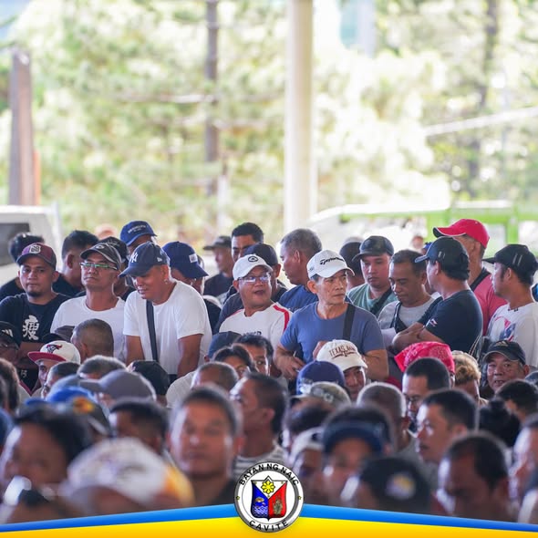 Mga tao at benepisyaryong nakapila at nagtipon sa covered area para sa pamamahagi ng fuel subsidy sa Sigtuna, Tagaytay