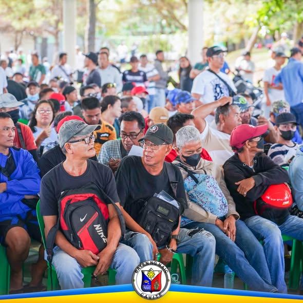 Mga benepisyaryong TODA na naghihintay habang nakaupo sa covered area para sa pamamahagi ng fuel subsidy