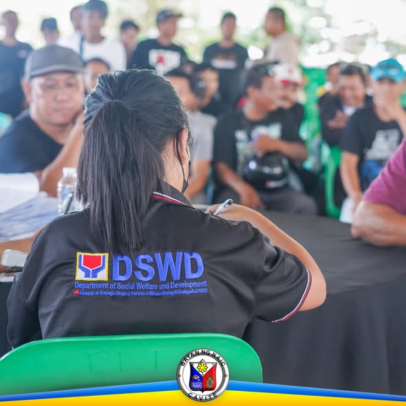 Staff ng DSWD habang nagtatala sa pamamahagi ng fuel subsidy para sa mga miyembro ng TODA