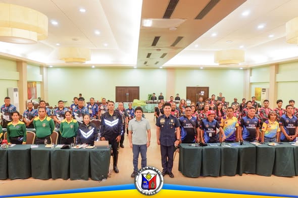 Grupo ng mga Force Multipliers at mga opisyal habang nagpapa-group photo sa seminar sa Tanza Oasis