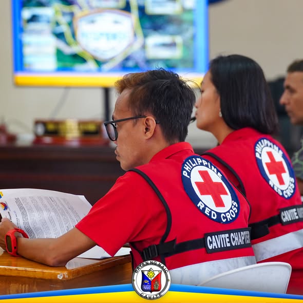 Mga miyembro ng Philippine Red Cross Cavite Chapter habang nagbabasa ng dokumento sa MDRRMC meeting