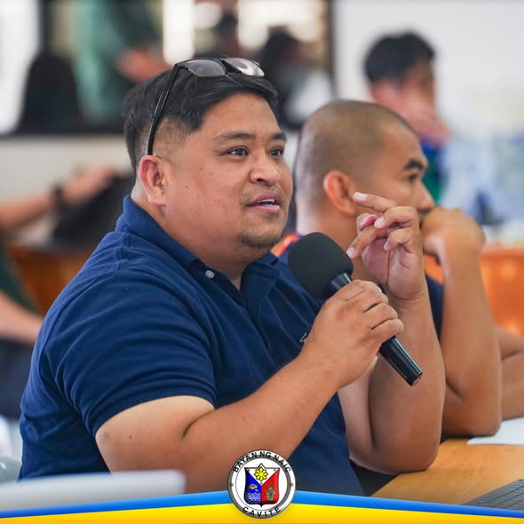 Litrato: Isang lalaki na nagsasalita sa mikropono habang nasa First Quarter MDRRMC Meeting sa Naic