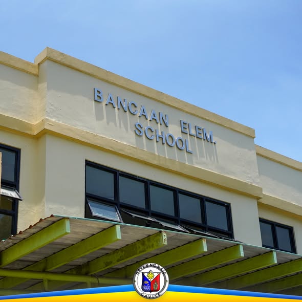 Harapan ng Bancaan Elementary School sa Naic, Cavite, may karatulang pangalan ng paaralan sa itaas ng bintana.