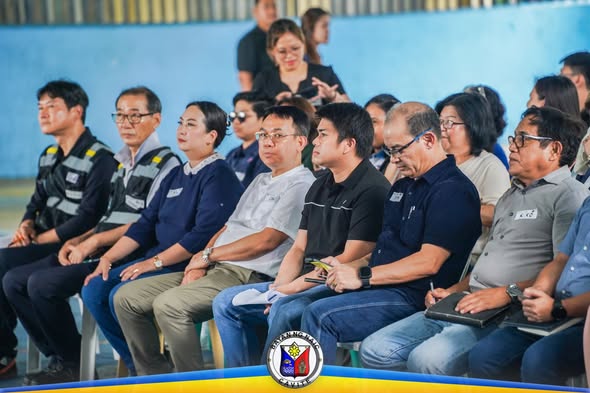 Mga kalahok sa public consultation para sa BCIB Project habang nakaupo at nakikinig sa loob ng barangay hall