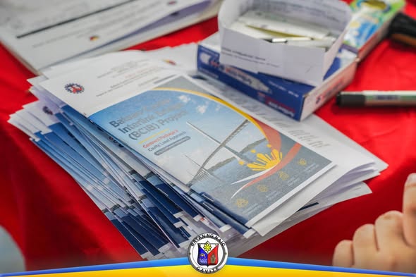 Mga brochure ng Bataan-Cavite Interlink Bridge (BCIB) Project sa ibabaw ng mesa sa public consultation