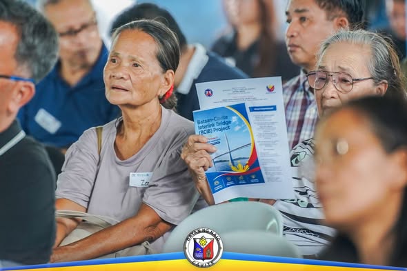 Mga dumalo sa public consultation ng BCIB Project sa Brgy. Timalan Concepcion, Naic, may hawak na flyer ng proyekto