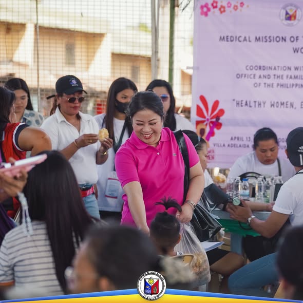 Medical mission para sa kababaihan sa Villa Adelaida Covered Court, Halang; may namimigay ng pagkain sa mga dumalo.