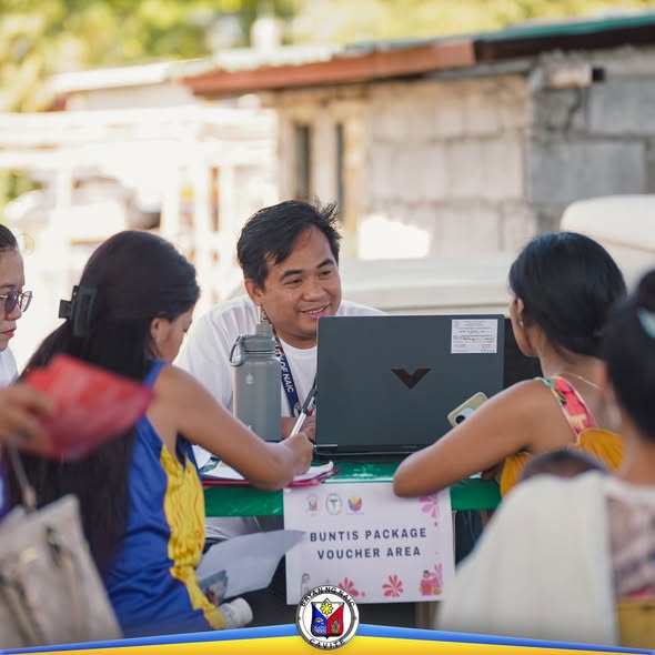 Litrato: Staff na nagproproseso ng voucher sa Buntis Package Voucher Area sa medical mission para sa kababaihan