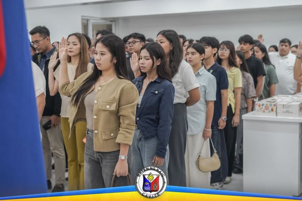 Mga kabataan na nakatayo at nagsasaludo habang nasa Flag Raising Ceremony sa Naic Municipal Hall