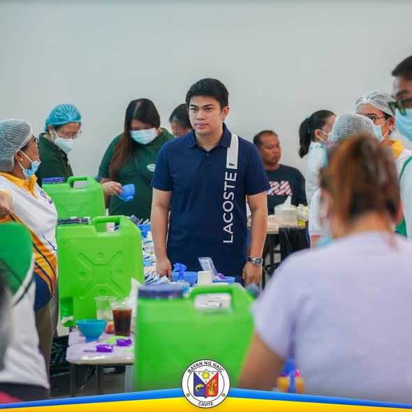 Mga kawani at boluntaryo habang nag-aasikaso sa 8th District Grand Medical and Dental Mission sa Sabang, Naic