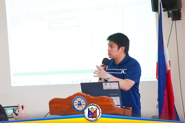 Lalaking nagsasalita sa mikropono sa pulpito habang nagpupulong ang GAD Focal Point System sa Ibayo Silangan