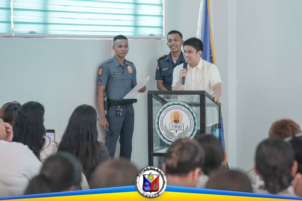 Mga pulis at speaker na nagsasalita sa mikropono sa programang PCR Month sa Brgy. Sabang, Naic