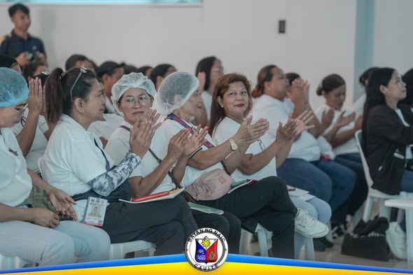 Mga kalahok na nagpapalakpakan sa Livelihood Program na Bread Making sa Brgy. Sabang, Naic