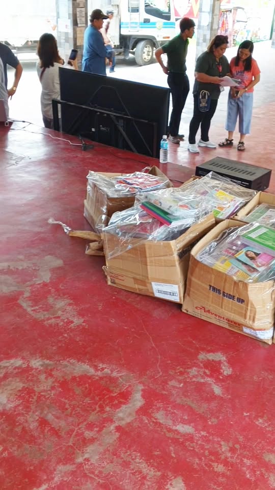 Mga kahon ng school supplies na nakahanda para ipamahagi sa Villa Apolonia Elementary School, Naic